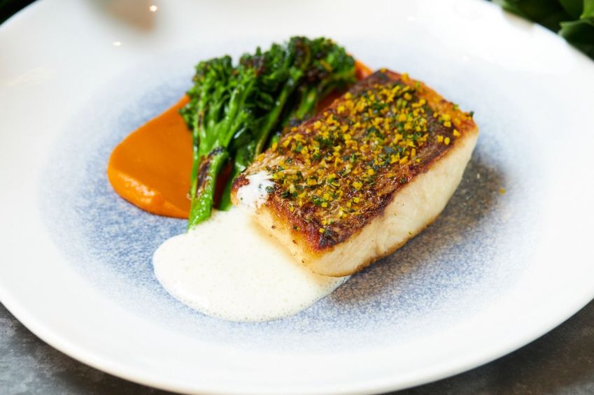 Pescada amarela em crosta de avelãs, creme de mandioquinha e brócolis salteado do chef Filipe Rizzato, do Palácio Tangará, que oferece opção de alimentação Kosher / Divulgação