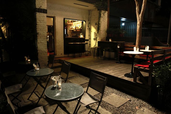 Ambiente externo do Santana Bar / Divulgação