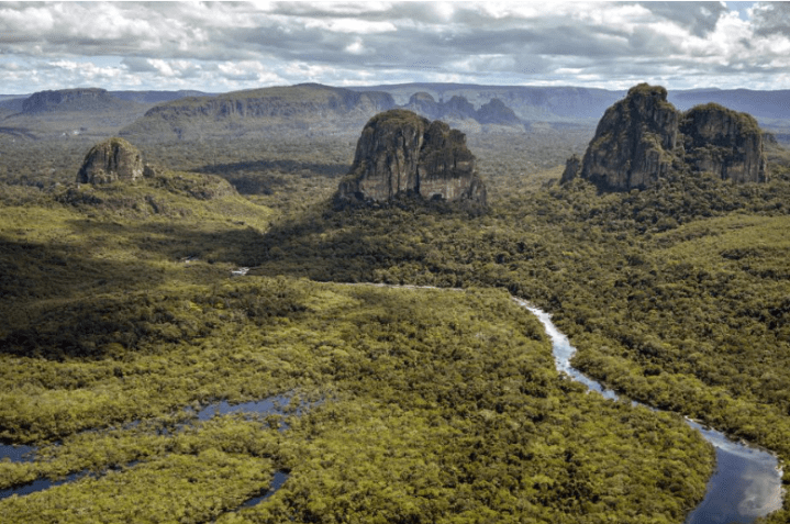 América do Sul: O Parque Nacional Chiribiquete, no sudeste da Colômbia, é o maior da América do Sul, apresenta uma enorme extensão de floresta amazônica, montanhas tepui de topo plano e rios selvagens / Guillermo Legaria/AFP/Getty Images