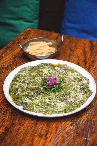 Carpaccio de Portobello com molho de ervas e alcaparras, picles de cebola roxa, rúcula e crocante de alecrim do Teva / Divulgação