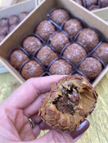 Brigadeiro recheado de bolo de pão de mel da We Lov Cakes / Divulgação