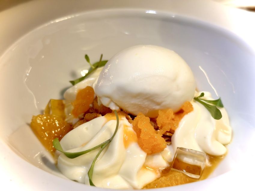 Sobremesa "Calma miga" com creme de camomila, sorvete de gengibre, gelatina de flor de sabugueiro, tangerina e raspadinha de laranja e cenoura / Tina Bini