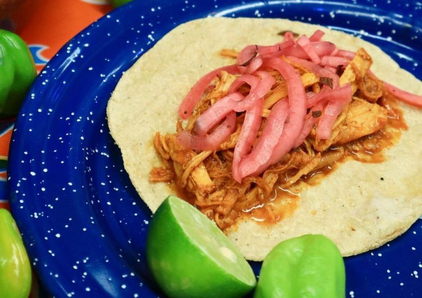 Dentro do Mercado de Medellin, Moloch serve tacos com carne de porco marinada com especiarias / Reprodução/Instagram