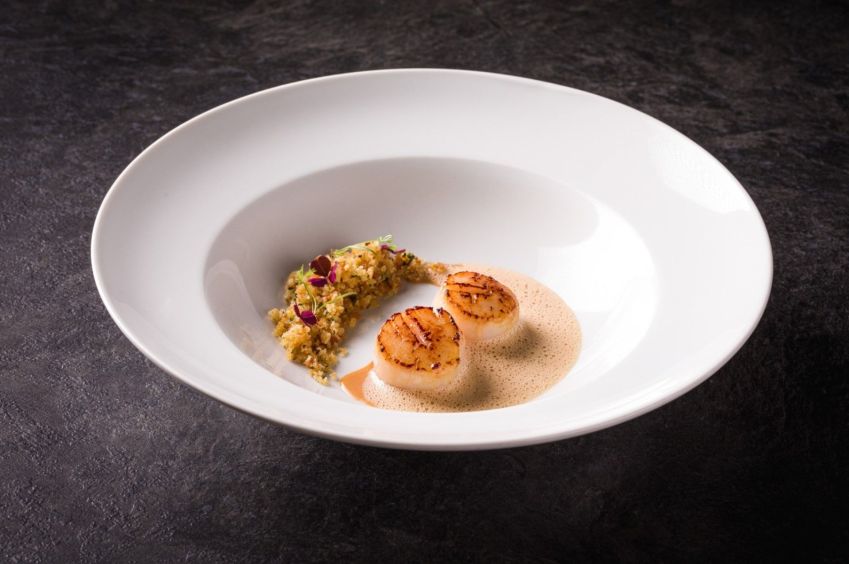 Vieira grelhada com creme de Porcini fresco por Claudia Krauspenhar, do K.sa, em Curitiba / Divulgação