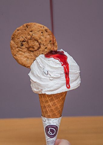 Gelato na casquinha de Chocolate Branco com Amarena, sabor especial para o Dia do Sorvete / Divulgação