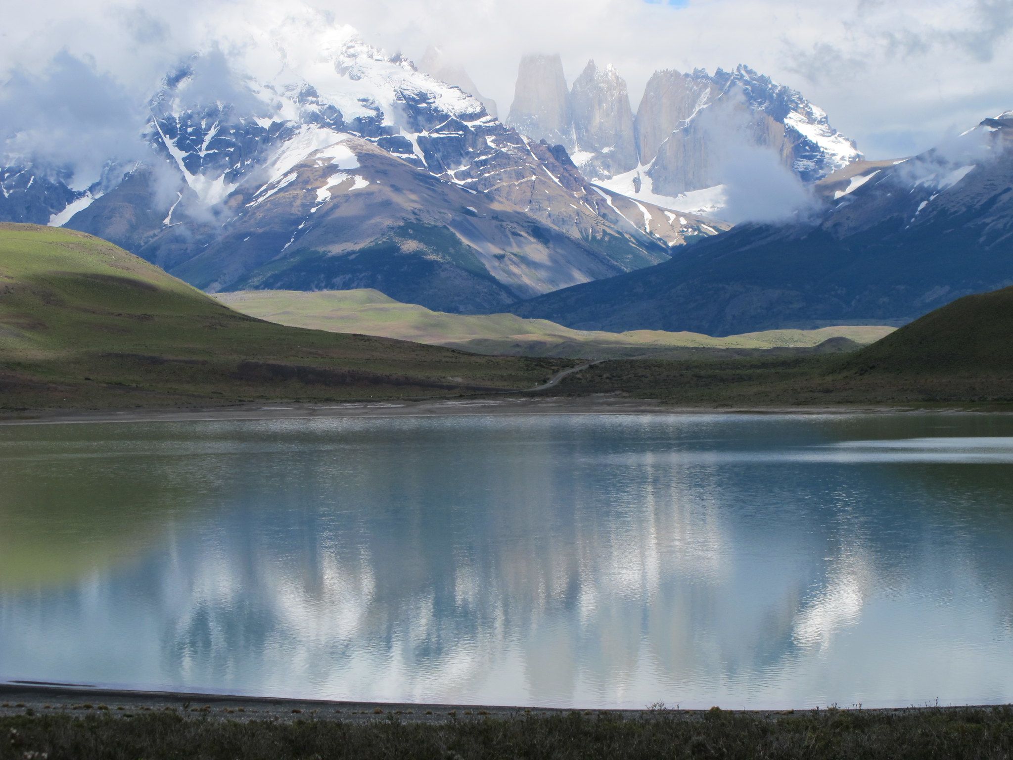 Laguna Amarga é como espelho d'água com Maciço del Paine ao fundo / Picasa