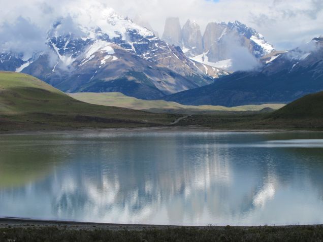 Laguna Amarga é como espelho d'água com Maciço del Paine ao fundo / Picasa
