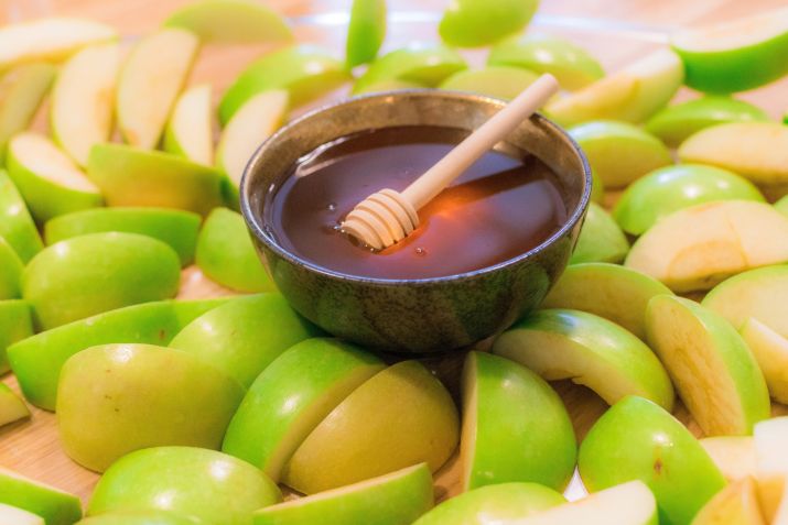 Maça com mel está entre os alimentos que tradicionalmente se come no Rosh Hashaná • Foto de Igal Ness na Unsplash