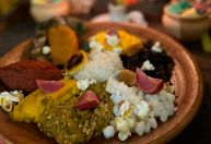 Conhece o caruru? Comida dos deuses criada dentro dos terreiros ganhou as mesas brasileiras