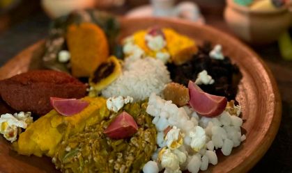 Conhece o caruru? Comida dos deuses criada dentro dos terreiros ganhou as mesas brasileiras