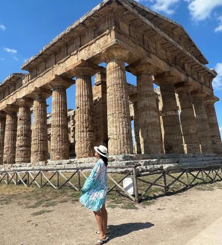 Daniela Filomeno em frente a um dos templos da cidade antiga de Paestum / CNN Viagem & Gastronomia
