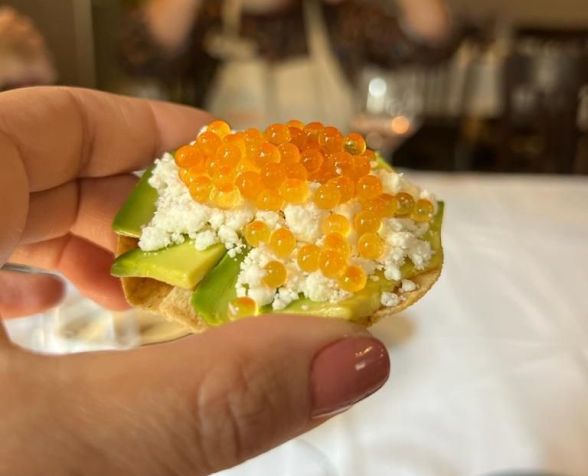 Tostada de ovas de truta com fatias de abacate e queijo de cabra do Nicos / Daniela Filomeno