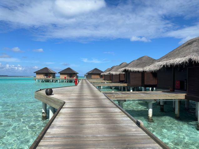 Caminho para as Vilas overwater do Anantara Veli / Tina Bini