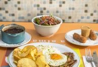Comida de boteco: 5 bares em São Paulo com mais de 20 anos de mesas disputadas