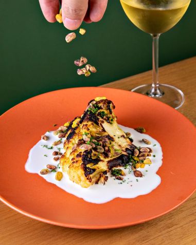 Farofa incrementada: no Clan BBQ, no Rio de Janeiro, o pistache aparece na forma de farofa acompanhando couve-flor na brasa e creme de queijo de cabra / Tomas Rangel / Divulgação