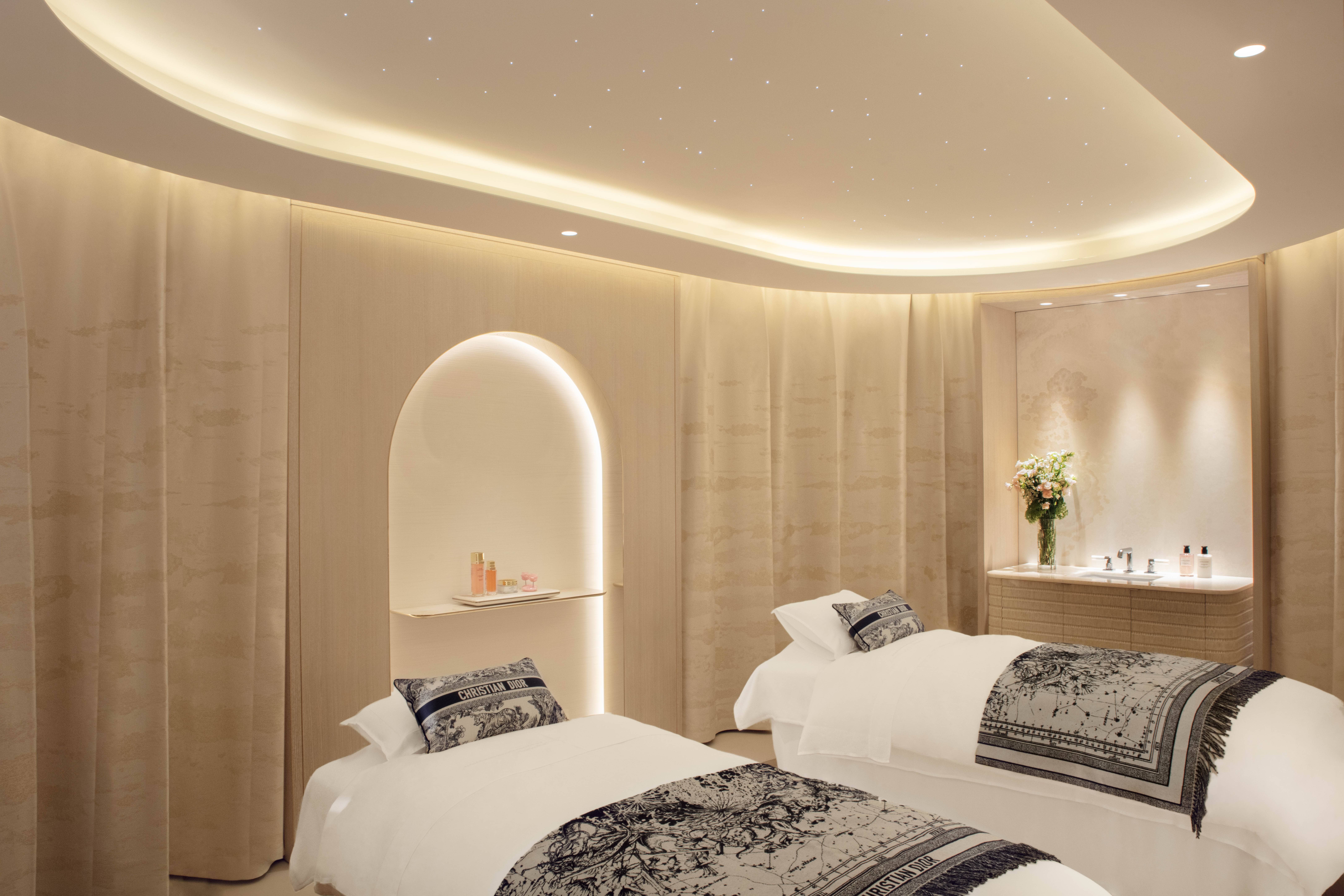 Duas macas em sala de tratamentos para casais no spa da Dior no hotel Plaza Athénée, em Paris.