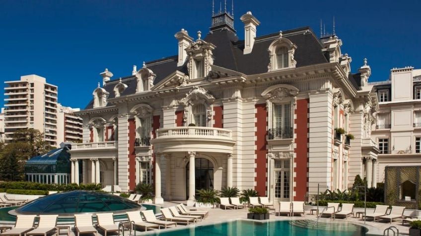 Casarão do início do século XX abriga o Four Seasons em Buenos Aires; piscina aquecida a céu aberto faz parte da estrutura / Divulgação