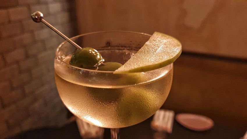 House martini leva Gin Tanqueray Ten, infusão de maçã verde, Jerez Fino, perfume de Marcela e azeitona / Caroline Grimm