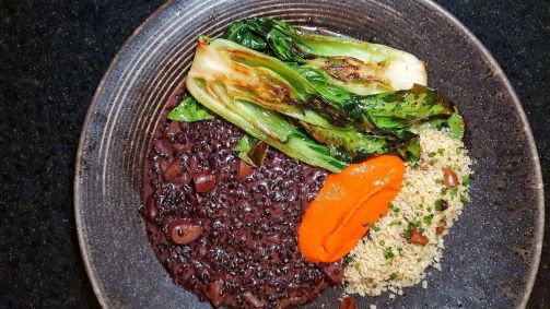 Mini arroz negro Piagui com pinhão, muhammara de pimentão, bokchoy grelhado, farofa de castanha de baru
