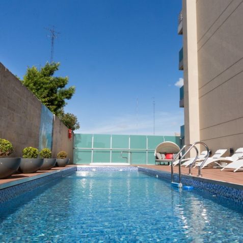 Palladio MGallery tem amplos quartos, piscina externa, terraço, restaurante e bar à disposição dos hóspedes no bairro da Recoleta / Diego Terze