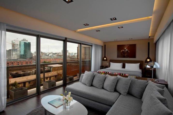 Um dos amplos e modernos quartos do hotel Madero, com vista para a cidade e Puerto Madero / Reprodução Facebook