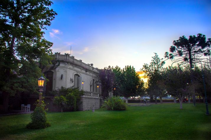Restaurante Sagrada Cocina fica em uma casa centenária, em Luján de Cuyo; local também tem um bar e oferece café da manhã em seus jardins / Reprodução Facebook