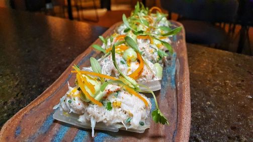Siri com pimenta cambuci, doce de laranja e aioli de coentro sobre acelga infusionada no licor de laranja