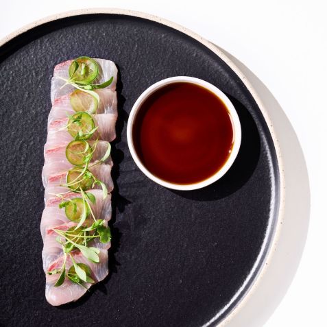Sashimi de Yellow Sushimu Tail, pimenta jalapeño, broto de coentro ao molho ponzu / Estúdio Mió