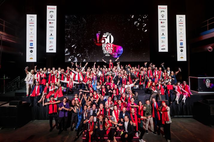 Foto em grupo do The World's 50 Best Bars 2023 / Debbie Y.
