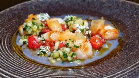 Vieira curada e grelhada, água de tomate, tomates desidratados, vinagrete de pepino e melão