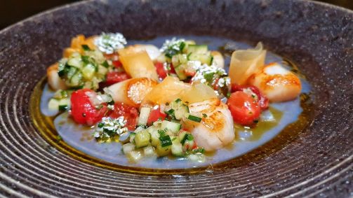 Vieira curada e grelhada, água de tomate, tomates desidratados, vinagrete de pepino e melão