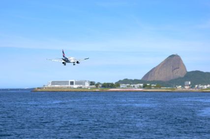 Avião pousa no aeroporto Santos Dumont, no Rio de Janeiro