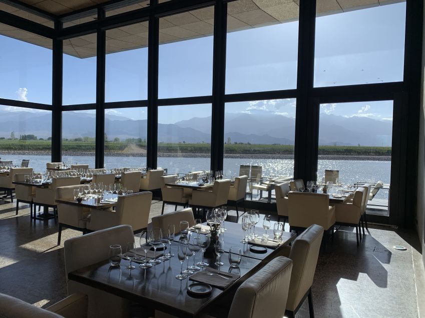 Ambiente interno do restaurante da Alfa Crux, o Crux Cocina, com vistas para vinhedos, lago e a Cordilheira / Saulo Tafarelo
