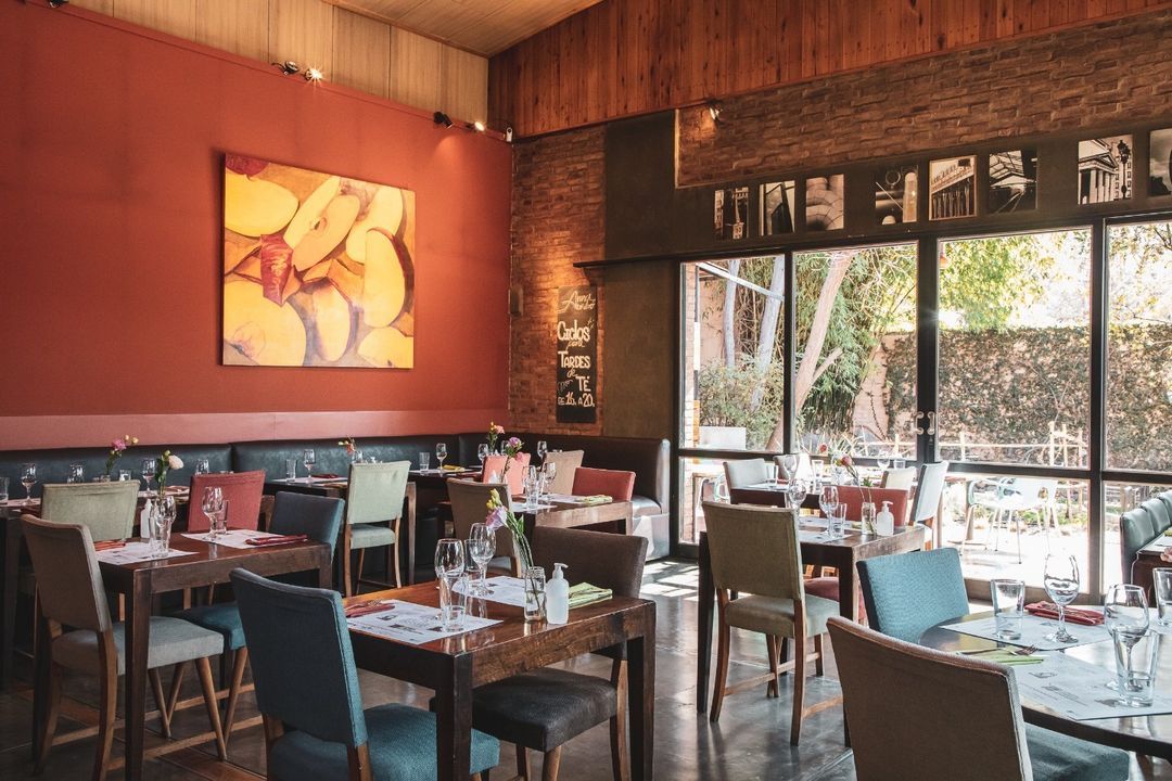 Salão do Anna Bistró, em Mendoza; restaurante também conta com jardim ao ar livre / Reprodução/Instagram
