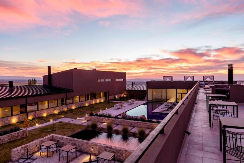 Áreas externas do Auberge du Vin no pôr do sol / Reprodução/Site