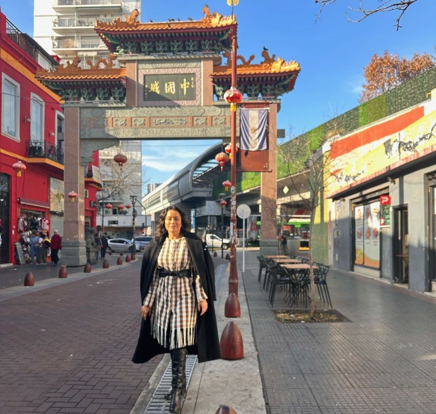 Daniela Filomeno na entrada do Bairro Chinês, que possui arco de 11 metros de altura / CNN Viagem & Gastronomia