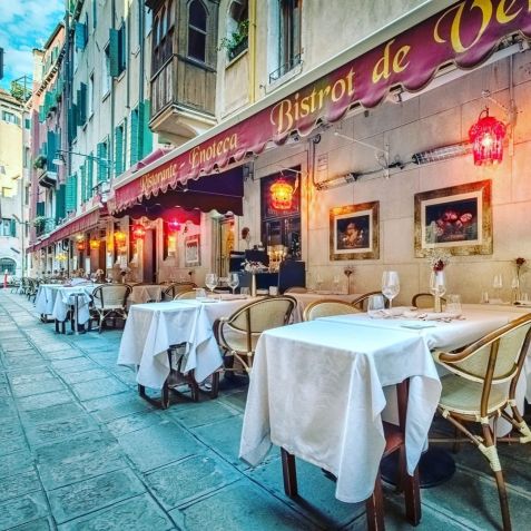 Mesas na calçada do Bistrot de Venise, no coração de Veneza / Reprodução/Intagram/@bistrotdevenise