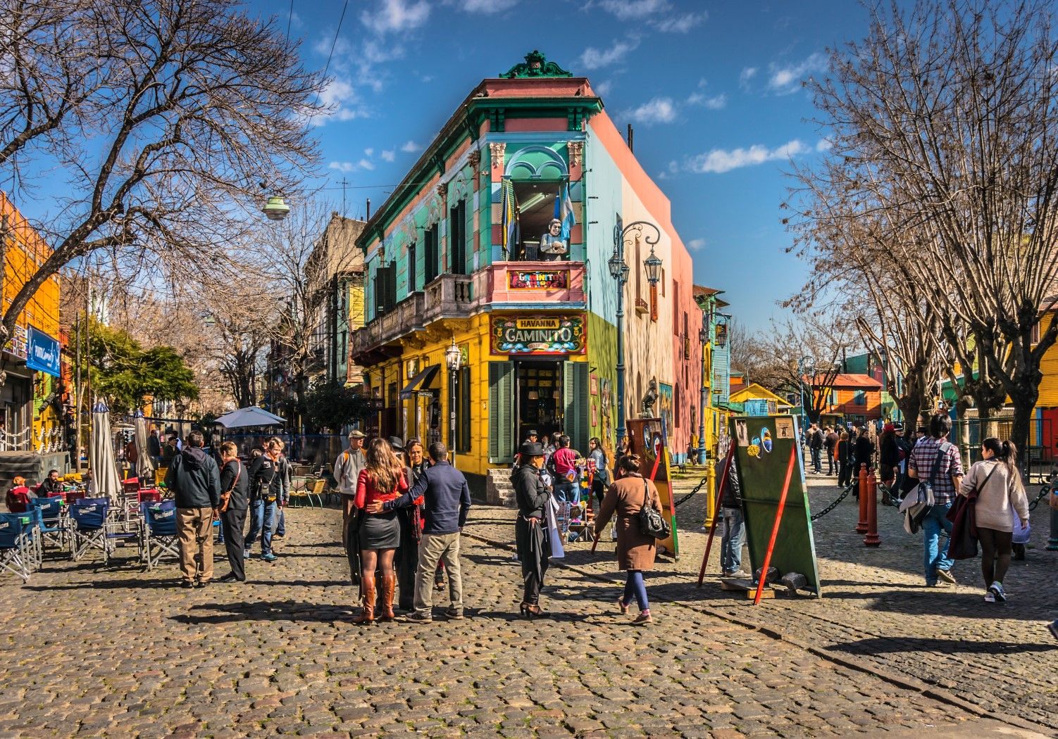 Em La Boca, Caminito é um dos pontos mais visitados na capital com suas construções coloridas e arte de rua / Boris G Game of light/Flickr