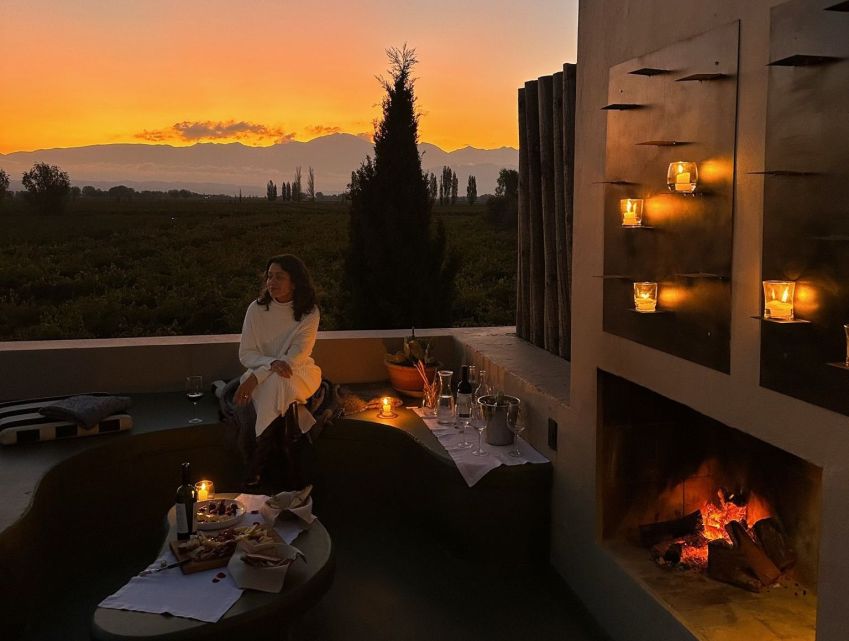 Daniela Filomeno em pôr do sol no pátio externo do Cavas Wine Lodge / CNN Viagem & Gastronomia