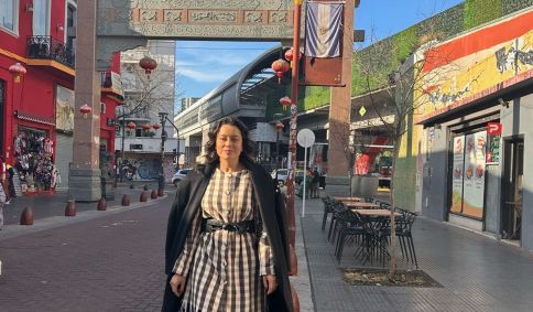 Daniela Filomeno na frente do arco da entrada do Bairro Chinês em Buenos Aires