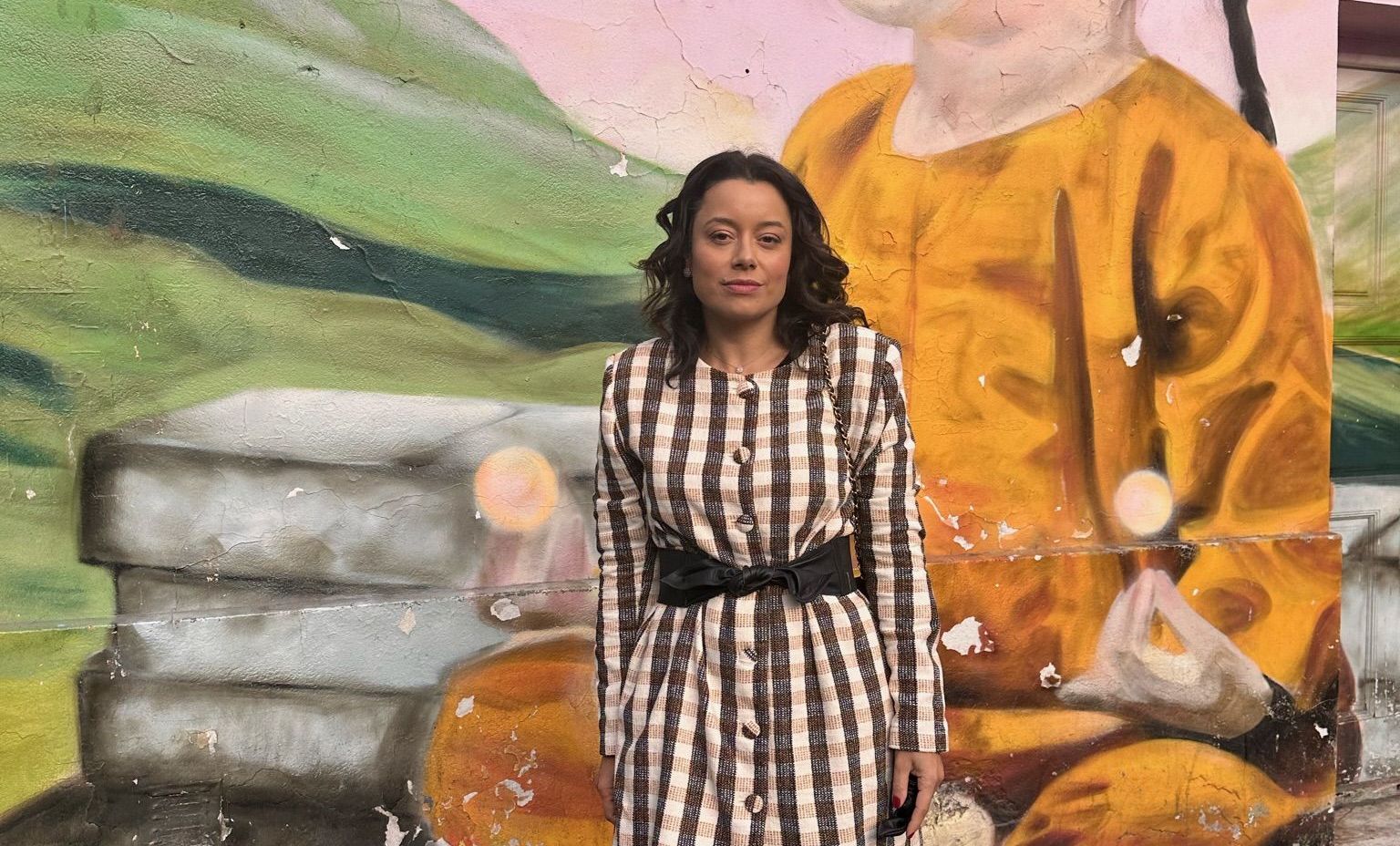 Daniela Filomeno no Bairro Chinês em Buenos Aires com pintura ao fundo
