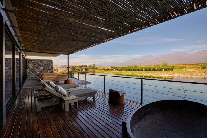Varanda de um dos quartos do The Vines Resort & Spa, Vale do Uco / Divulgação