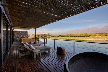 Varanda de um dos quartos do The Vines Resort & Spa, Vale do Uco