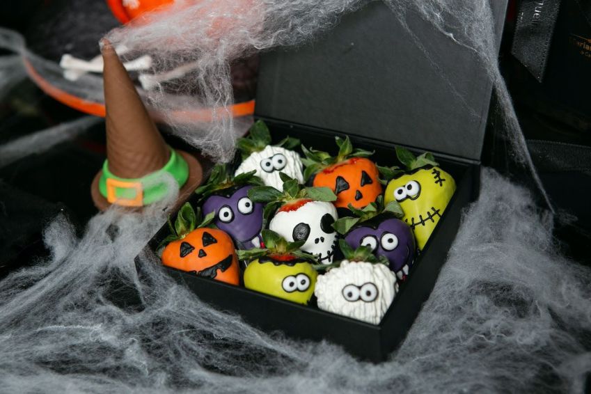 Mariana Junqueira capricha na linha de doces decorados, com "morangos fantasmas", pão de mel aterrorizante, entre outros / Vanilla Fotografia
