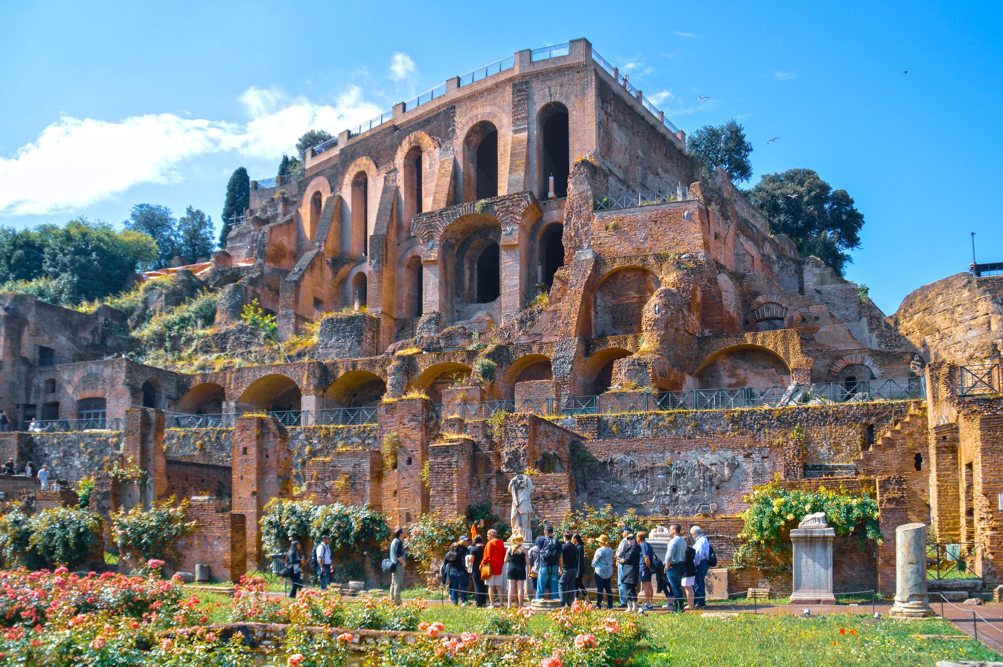 Visitantes nas bases da Domus Tiberiana, no Monte Palatino, em Roma