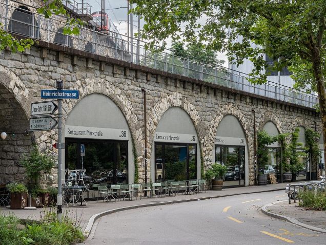 Arcos do mercado gastronômico são preenchidos por lojas, restaurantes e bares / Joachim Kohler