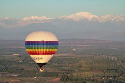 Balão sobrevoa Mendoza com Cordilheira dos Andes ao fundo