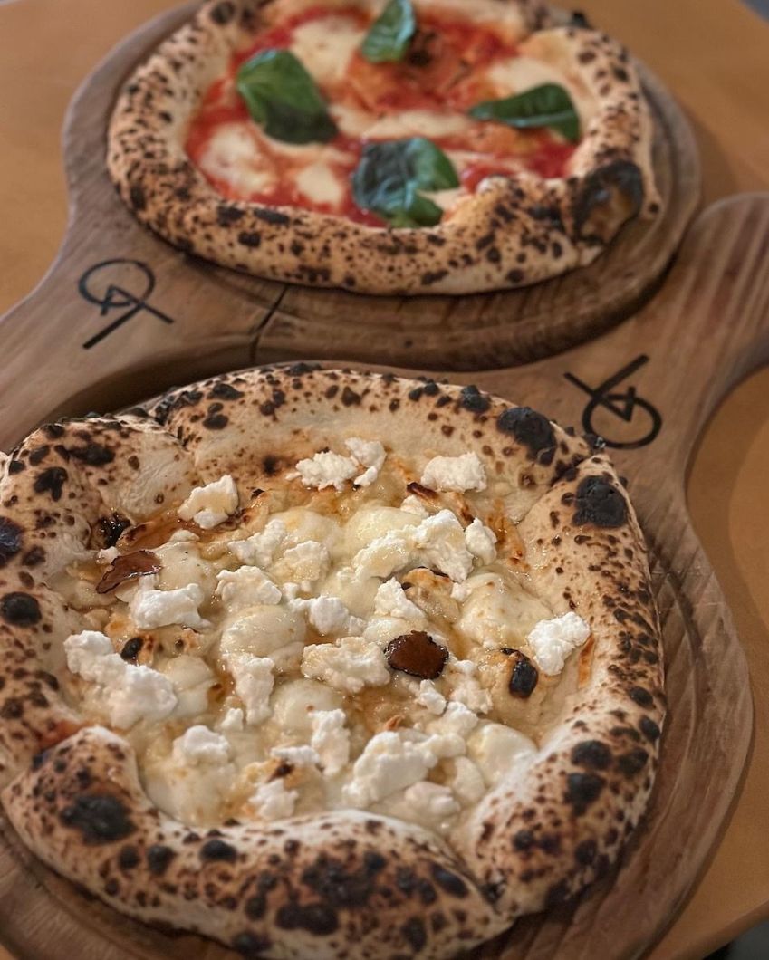 QT Pizza Bar oferece pizzas napolitanas, ou seja, individuais, com a borda alta e massa elástica / Tina Bini