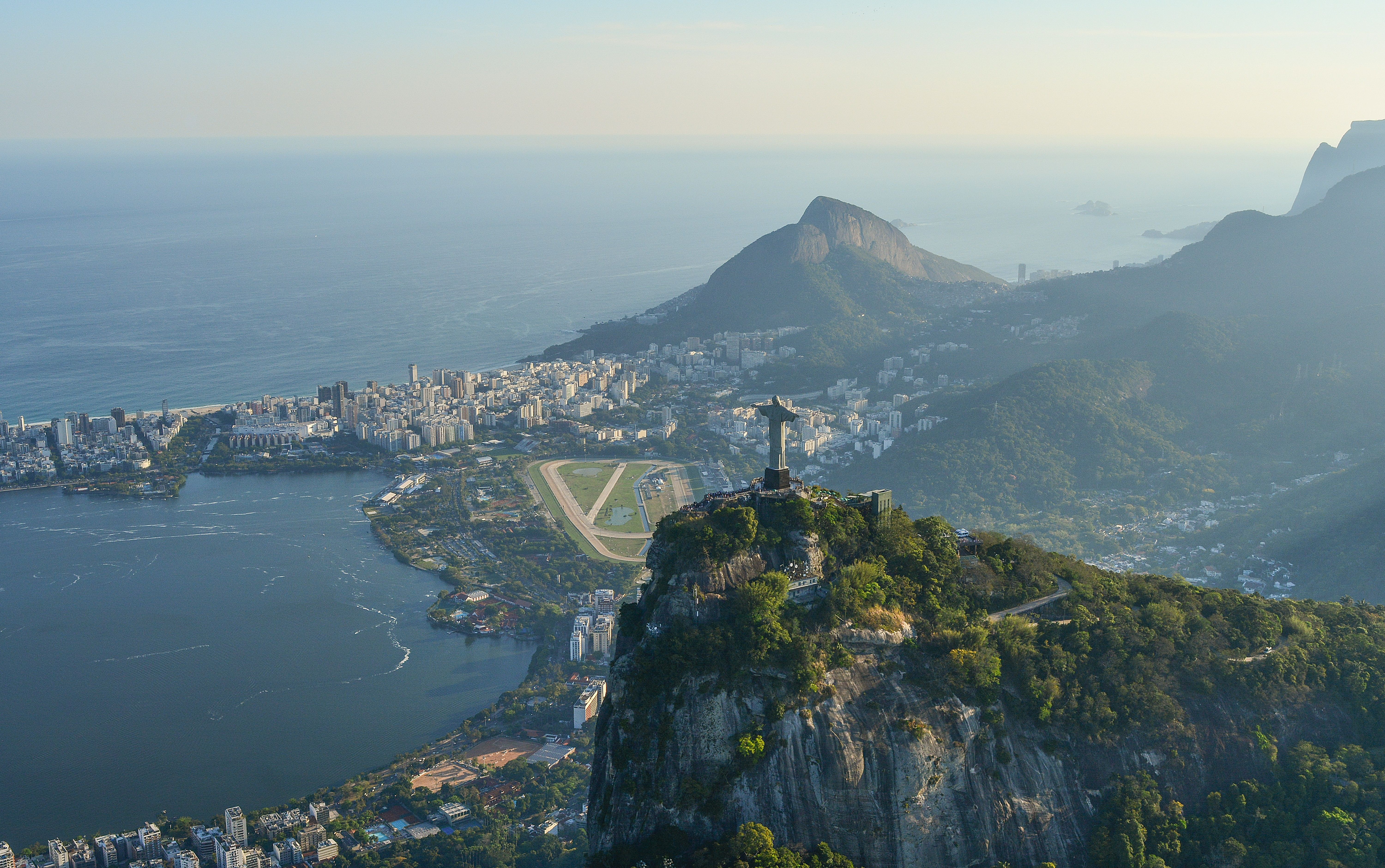 Cristo Redentor e Jockey Club em paisagem carioca