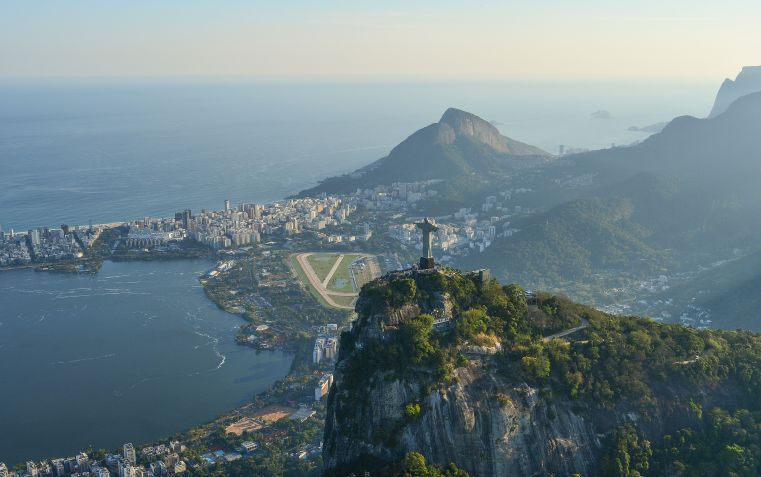 Cristo Redentor e Jockey em paisagem carioca • Unsplash